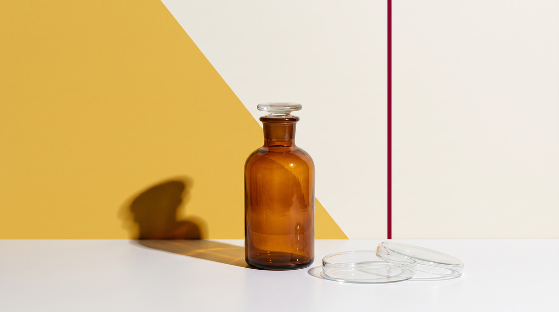 Flacone da farmacia in vetro ambrato e capsula di Petri su campo oro