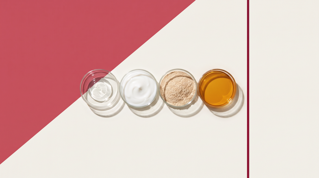 Quattro capsule di Petri con gel, crema, polvere e olio su campo rosso