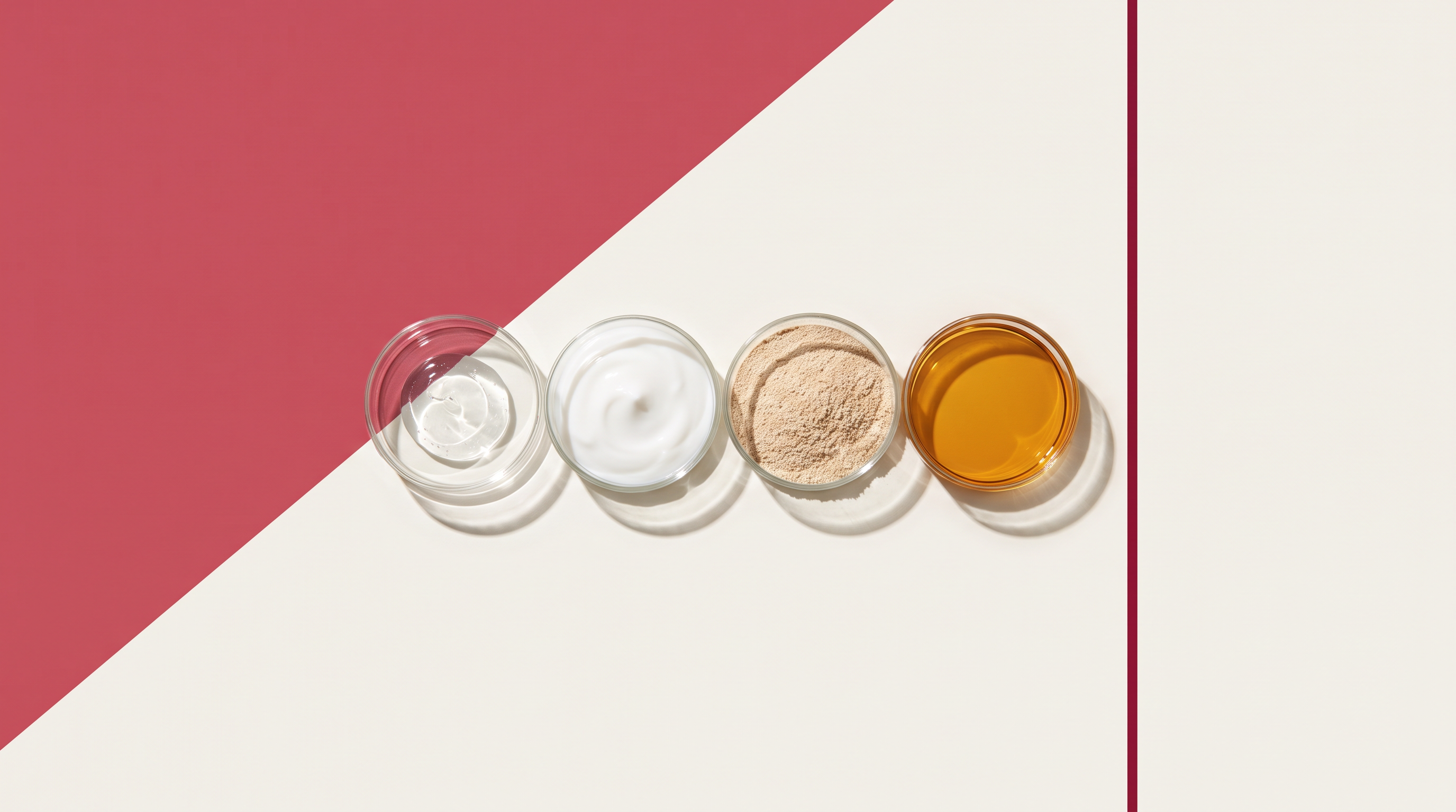 Quattro capsule di Petri con gel, crema, polvere e olio su campo rosso