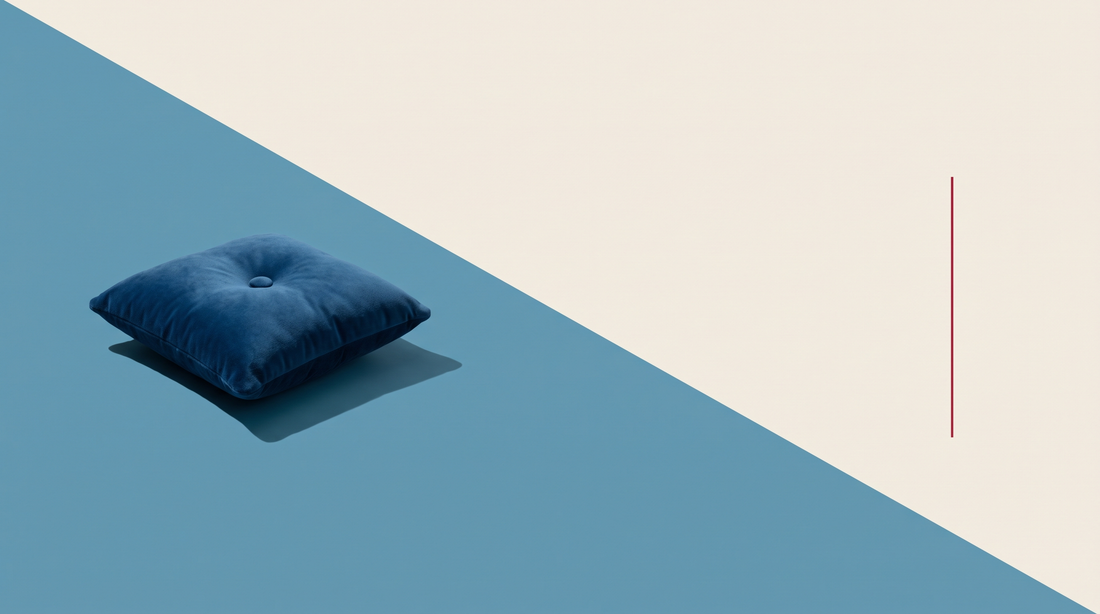 Un cuscinetto di velluto blu con un rilievo, su fondo diviso in diagonale fra azzurro e bianco osso