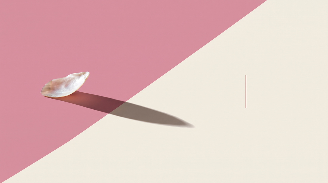 Una sottile scaglia di madreperla su fondo diviso in diagonale fra rosa e bianco osso