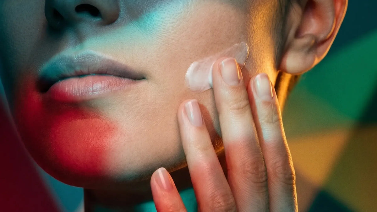 Mano che applica una crema, luce calda